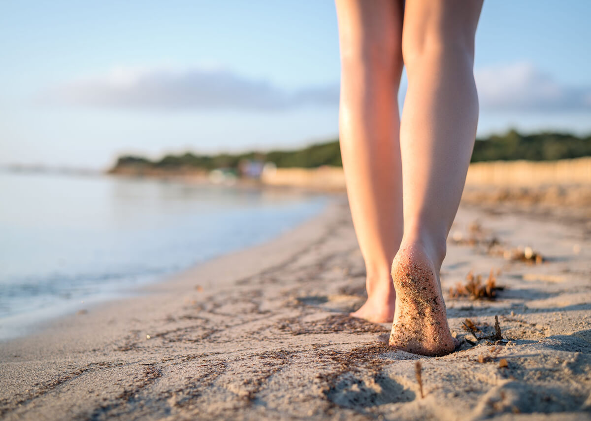 passeggiata-sulla-spiaggia-piedi-nudi