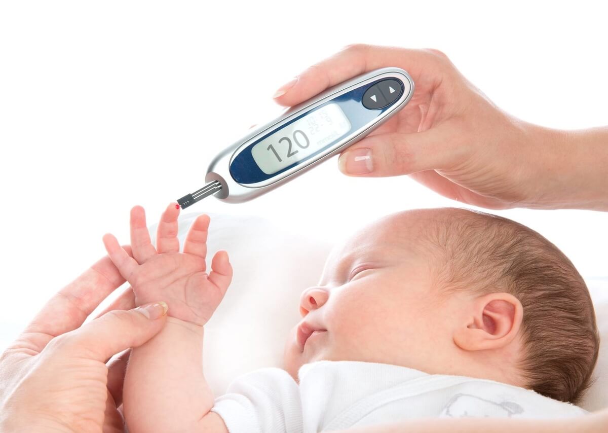 neonato a cui si misura gliciemia diabete infantile