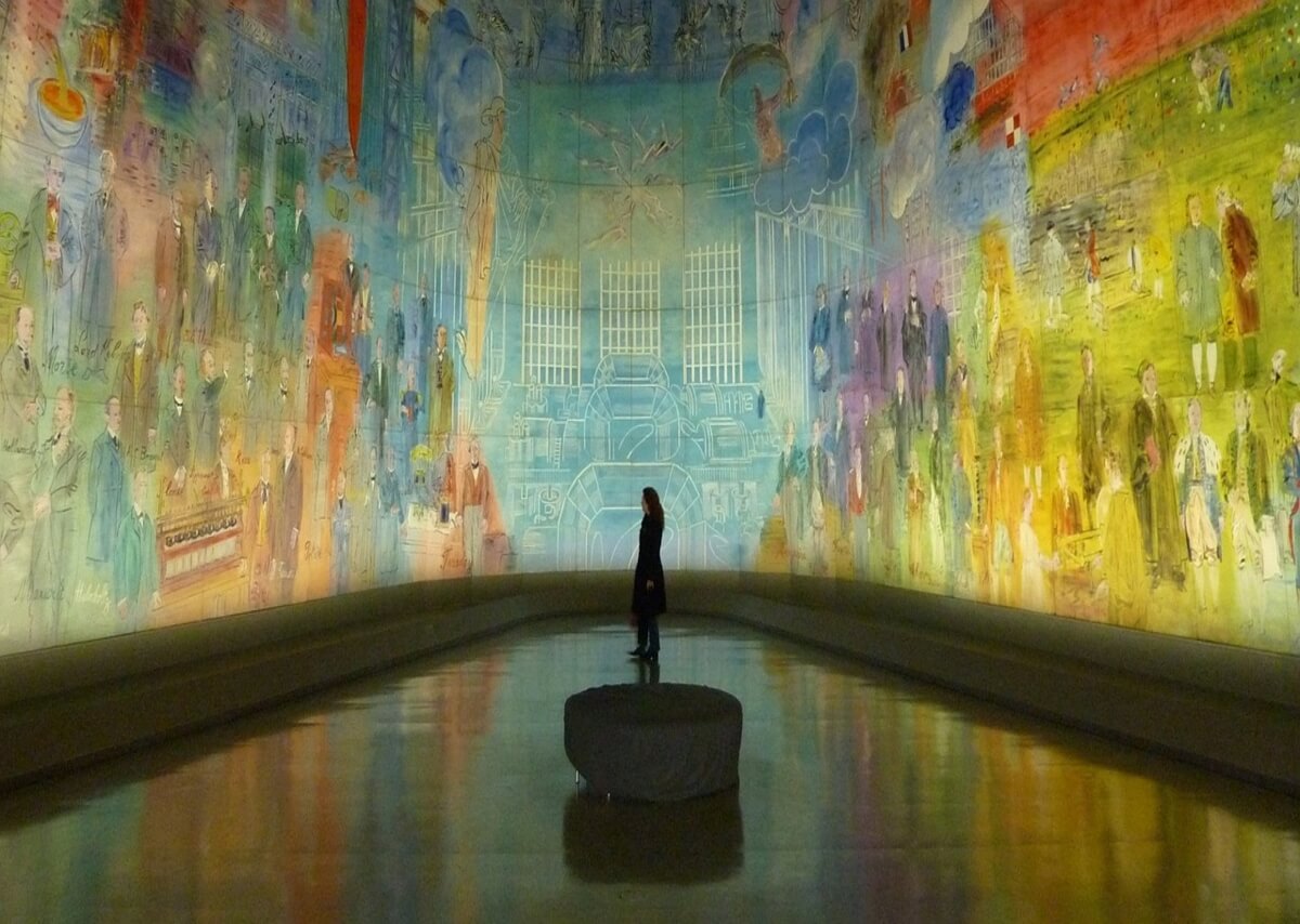 figura che guarda un murales in un museo neuroestetica ed arte