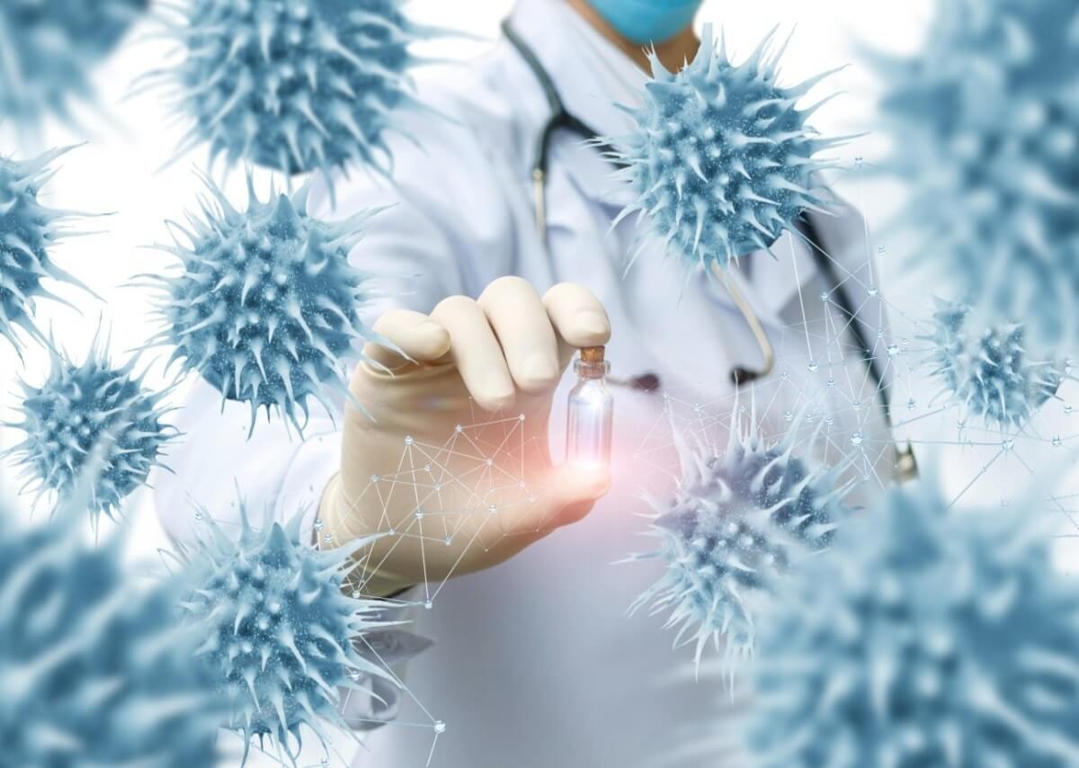 medico che tiene in mano fiala vaccino antinfluenzale e virus
