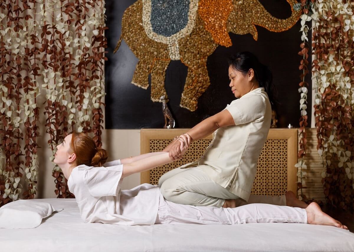 massaggio tailandese a cui si sottopone giovane donna